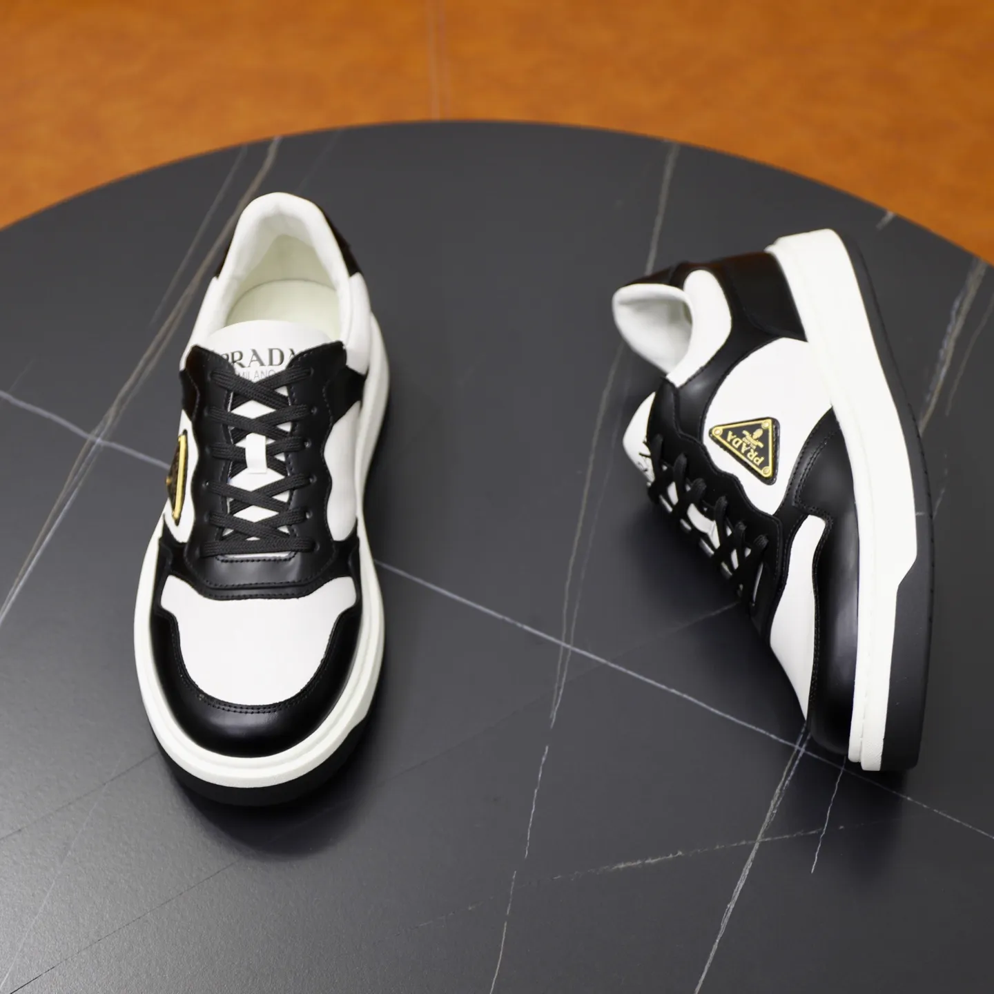 Factory price: 760💰Top original order Brand: PRADA (Prada) Standard code: Men's size 38/44 (45 can be customized) Grade: Same as the official website Material: Original cowhide stitching imported cowhide lining Original combination two-color wear-resistant soft outsole Style category: Leisure and sports version Young fashion European and American trend British style Color: Real picture color